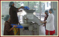Swati Dry Fruits, Mumbai, India. Wholesale dealers of Dry fruits, Roasted Almonds, Roasted Cashews, Roasted Pistas, Honey-coated Almonds, Mixed Dry Fruits